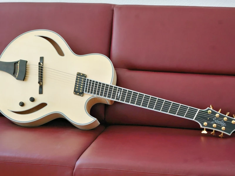 Neues Modell: J17H Brigit mit F&auml;chergriffbrett