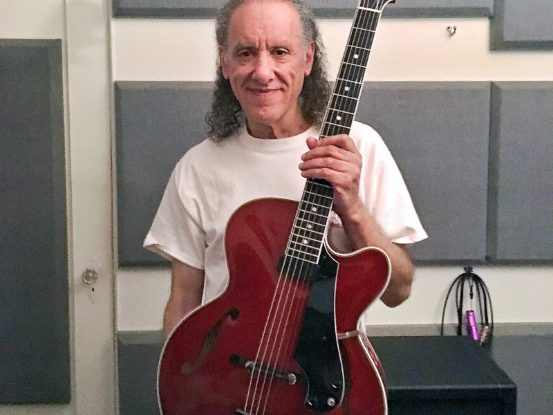 Scott Henderson spielt Sonntag Gitarren