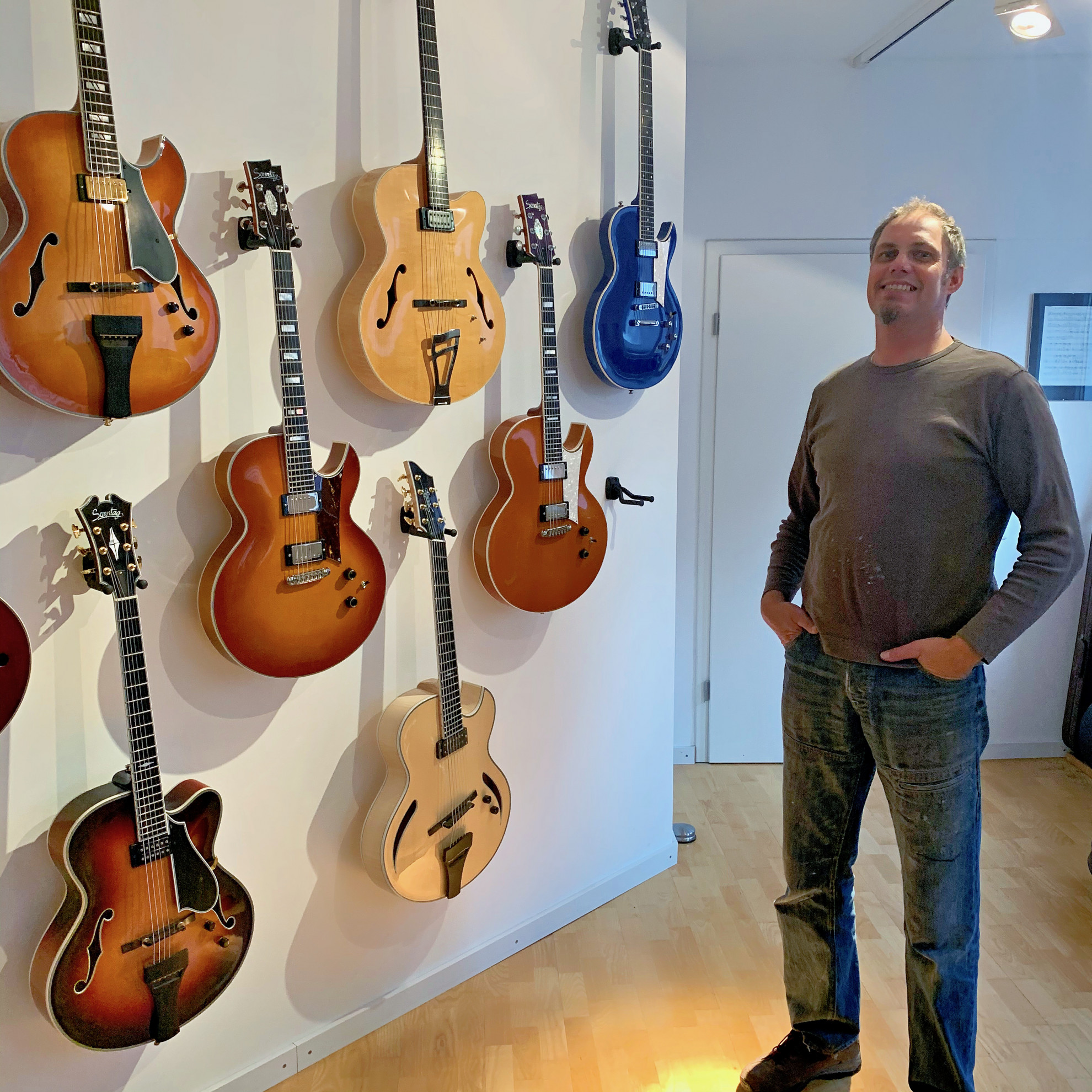 Gitarrenbaumeister Stefan Sonntag in seinem Showroom