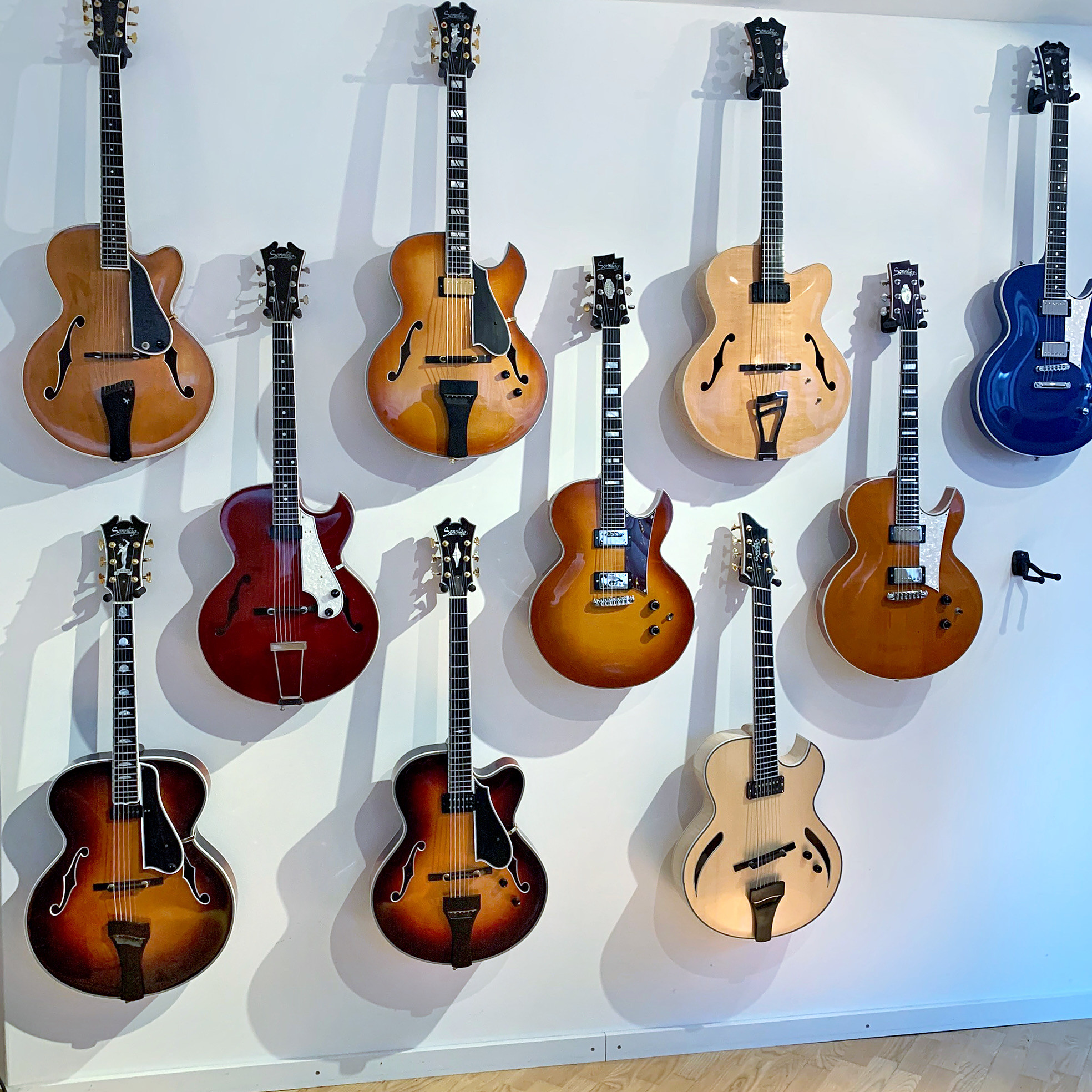 Die Gitarrenmodelle im Showroom